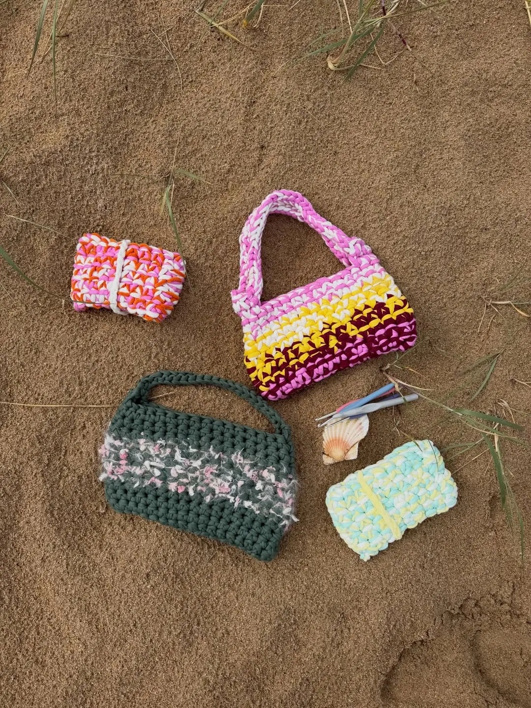 Sacs au crochet posés au bord de la piscine